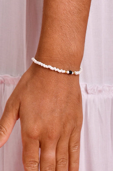 VRZJ2210 WHITE BRACELET WITH SINGLE BLACK BEAD
